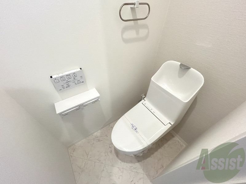 トイレ　トイレは温水洗浄便座付で快適に過ごせそうです。