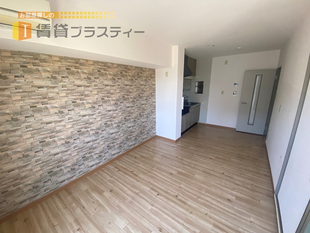 居室・リビング　壁紙はお部屋により異なります。※反転タイプ
