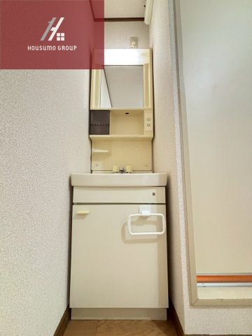 洗面設備　明るい洗面所です