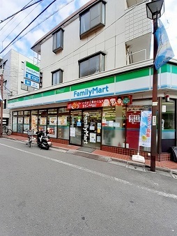 コンビニ　ファミリーマート赤羽平和通り店（コンビニ）まで94m