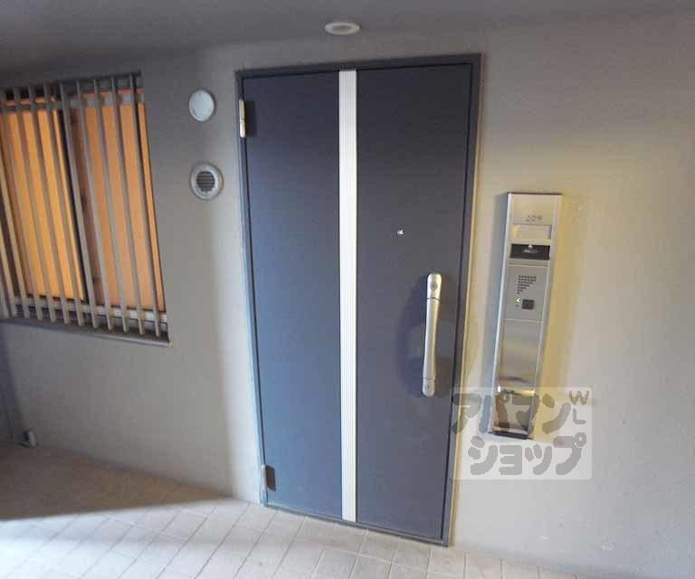 その他設備　玄関のドアです。