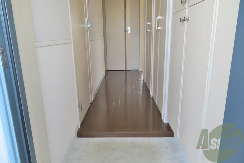 玄関　玄関を入ると左側がお風呂やトイレ、右がＬＤＫのお部屋です
