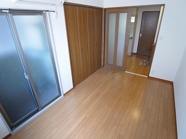 居室・リビング　角部屋で２面採光の明るい室内