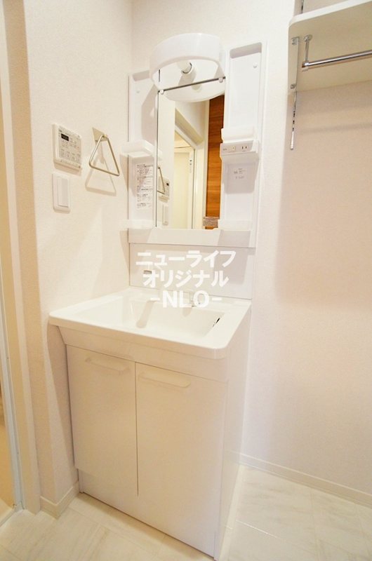 洗面設備　忙しい朝の身支度に便利なシャワー付き洗面台☆