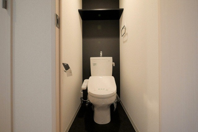 トイレ　落ち着いた色調のトイレです