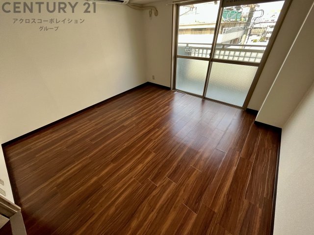 居室・リビング　床色が落ち着いた色合いで綺麗です♪