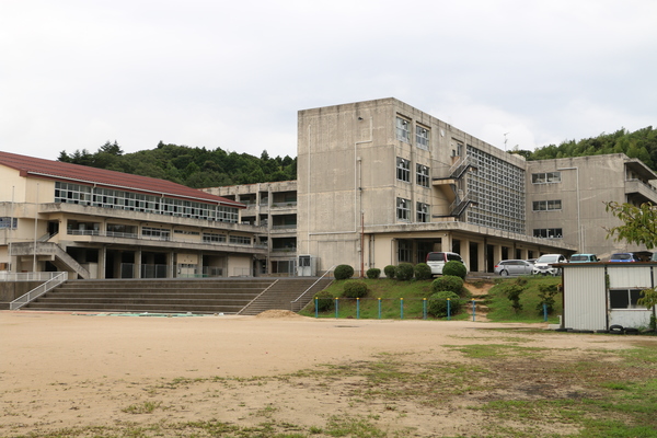 中学校　松江市立第四中学校（中学校）まで1173m