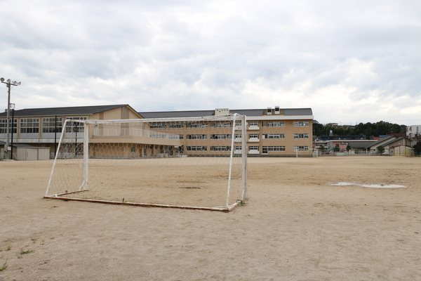 小学校　松江市立津田小学校（小学校）まで912m