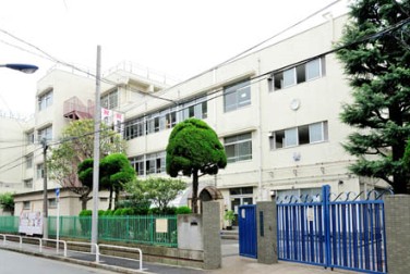 中学校　北区立赤羽岩淵中学校（中学校）まで859m