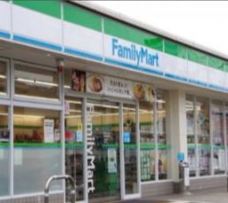 コンビニ　ファミリーマート 松崎町店（コンビニ）まで110m