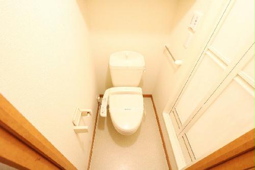 トイレ　快適な温水洗浄便座付きトイレになります。