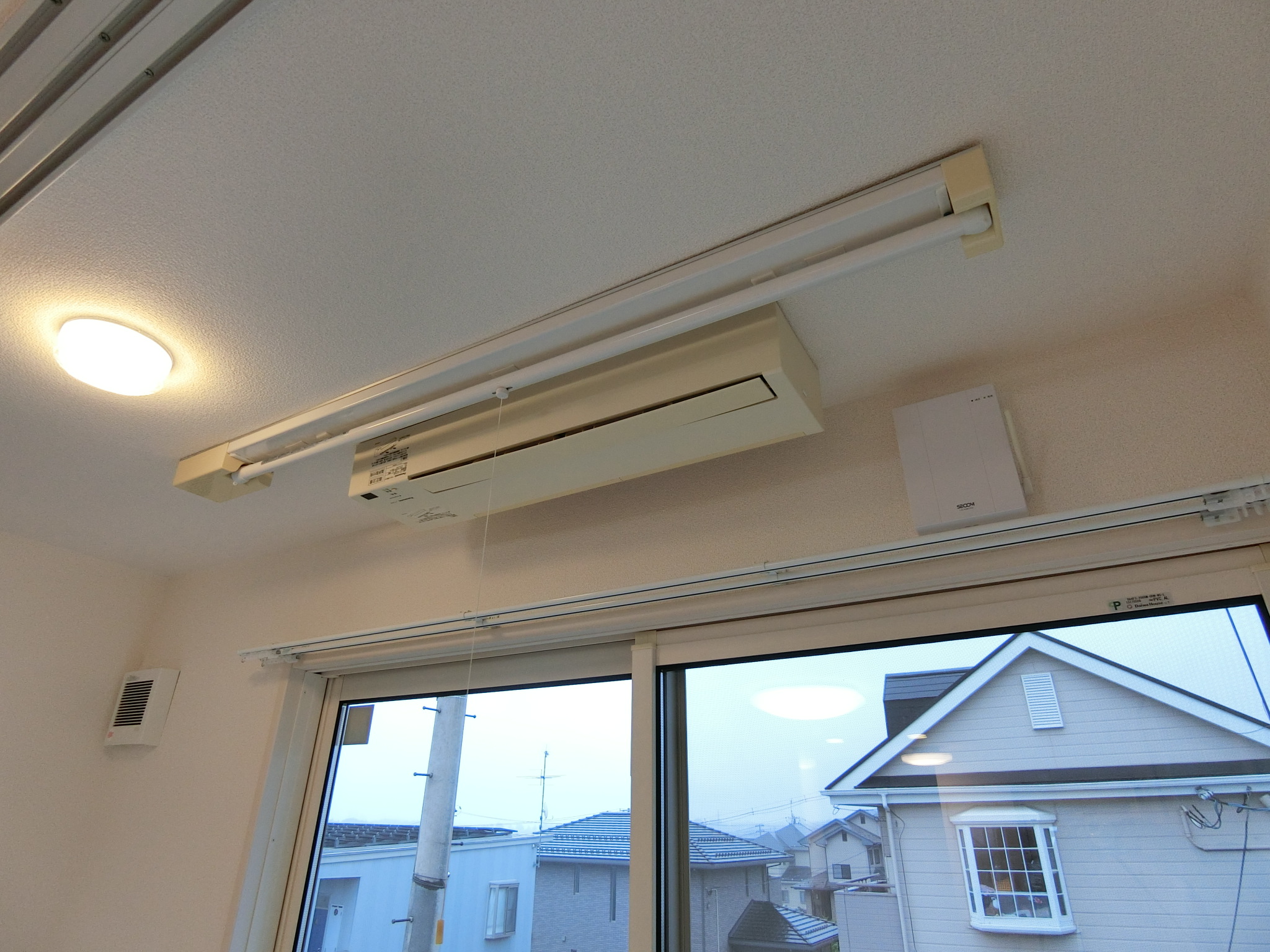 その他設備　サンルーム　室内物干し　換気扇あり