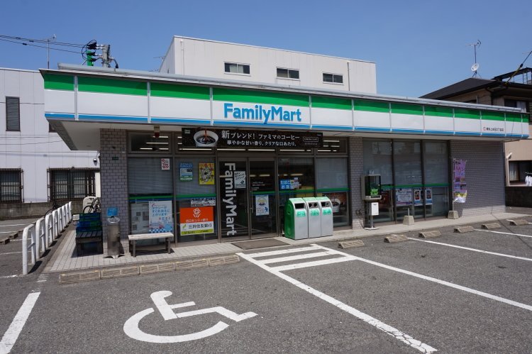 コンビニ　ファミリーマート 博多上牟田一丁目店（コンビニ）まで297m