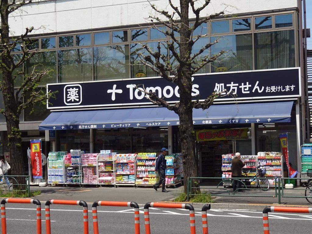 ドラックストア　トモズ 東高円寺店（ドラッグストア）まで590m