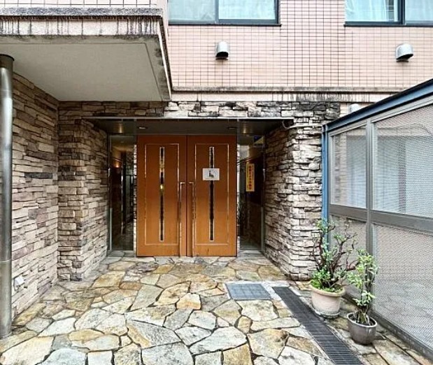 エントランス　落ち着いたエントランスです