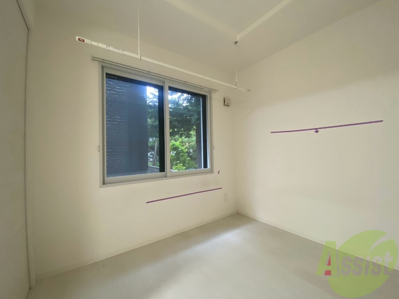 その他部屋・スペース　寝室はこちらです。光が差し込む、温かみのあるお部屋です。