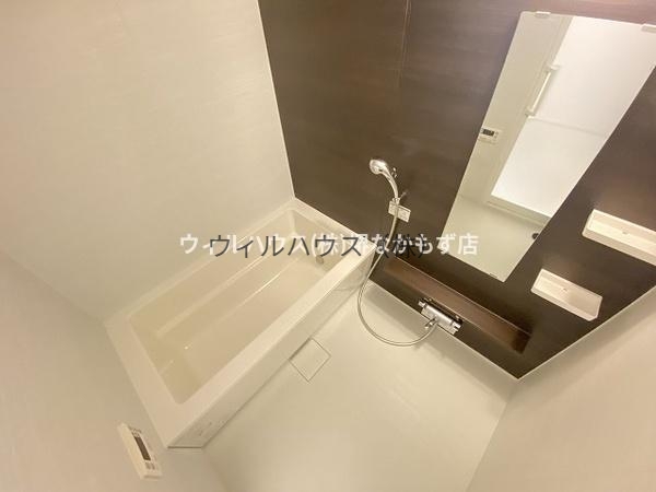 バス・シャワールーム　広めのバスタブでゆったりできます！