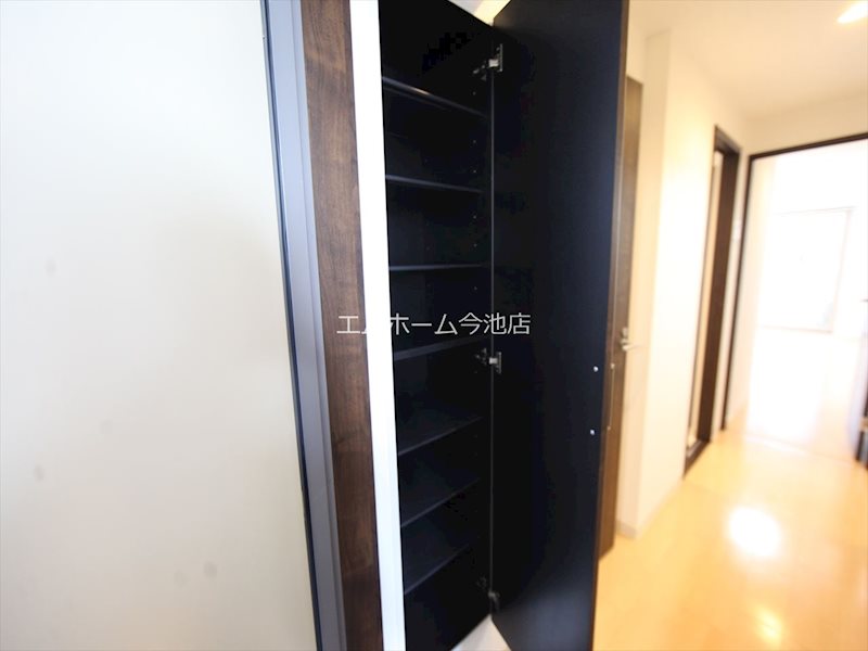 玄関　玄関　シューズボックス付