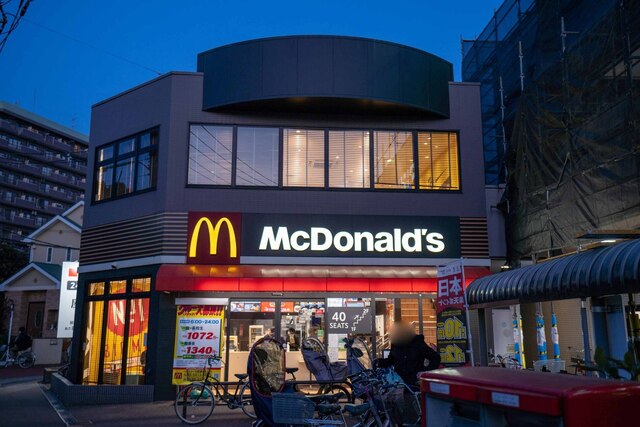 飲食店　マクドナルド 北綾瀬西友前店（飲食店）まで310m