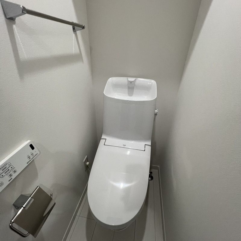 トイレ　落ち着いた色調のトイレです