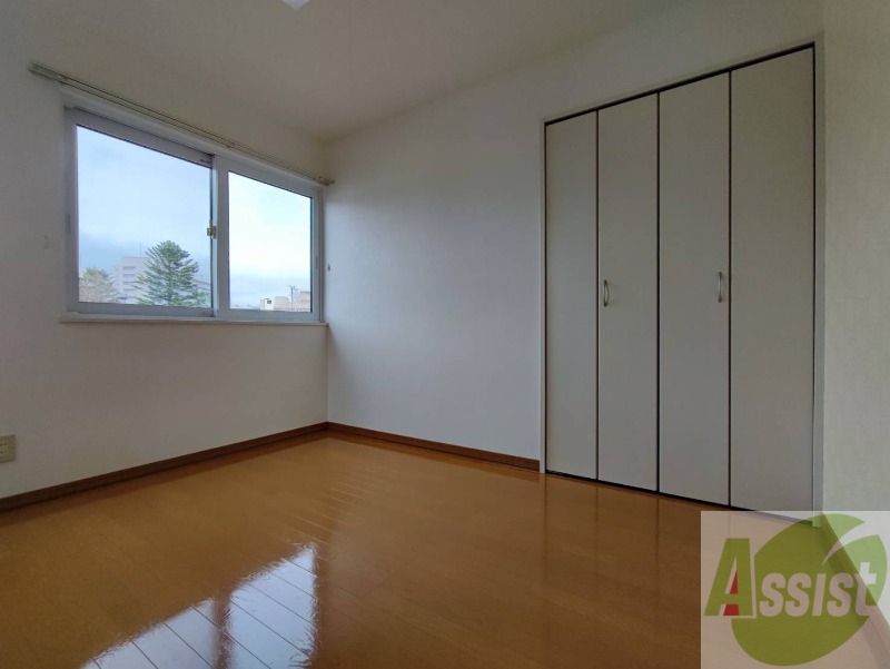 その他部屋・スペース　寝室はこちらです。光が差し込む、温かみのあるお部屋です。