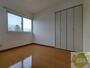 その他部屋・スペース　寝室はこちらです。光が差し込む、温かみのあるお部屋です。
