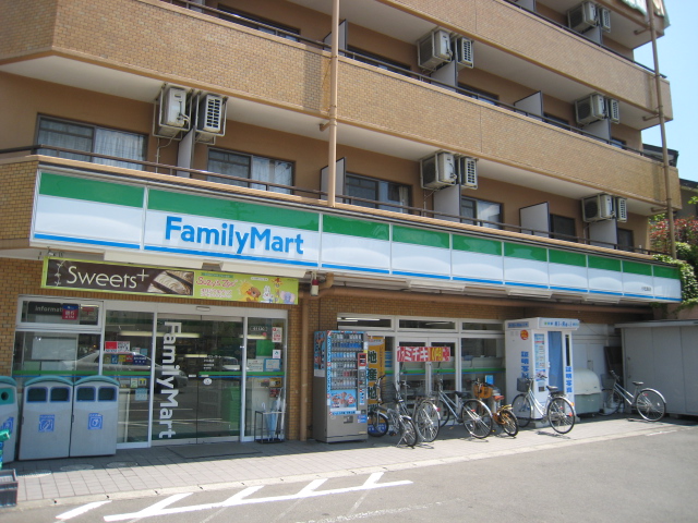 コンビニ　ファミリーマート小松島二丁目店（コンビニ）まで528m