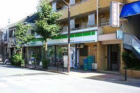 コンビニ　ファミリーマート春日町二丁目店（コンビニ）まで112m