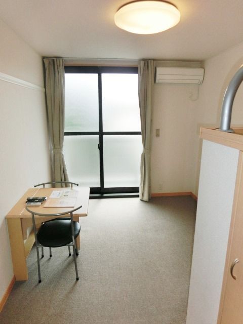 その他部屋・スペース　照明やカーテンなども備え付けです。