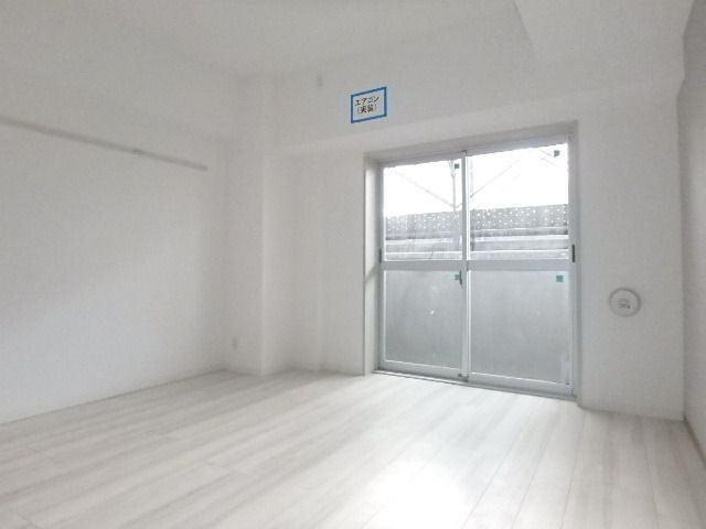 居室・リビング　★白で統一されたキレイなお部屋です★