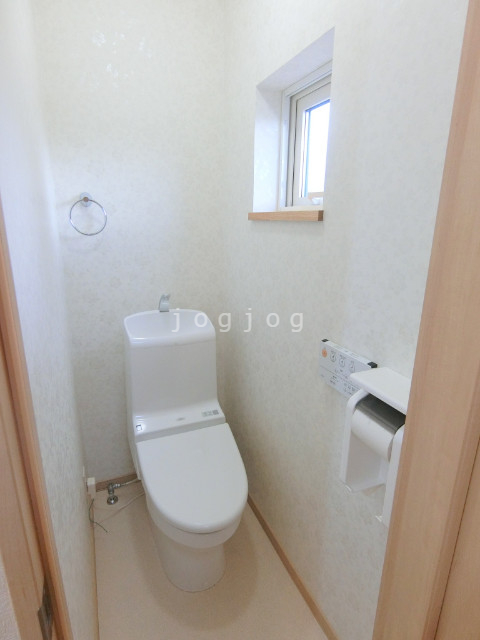 トイレ　嬉しい温水洗浄便座付きのトイレです。