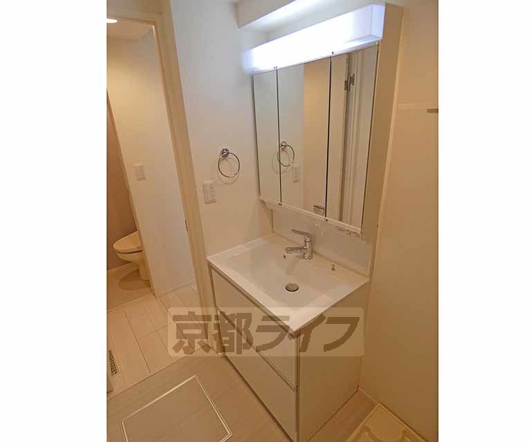 洗面設備　大きな独立洗面台。