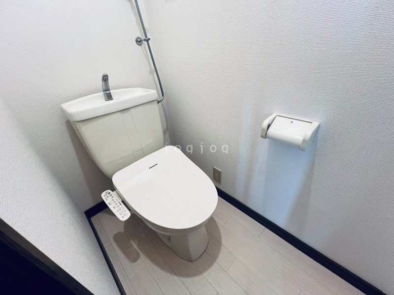 トイレ　嬉しい温水洗浄便座付きのトイレです。