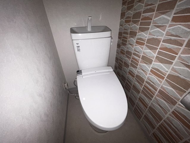 地下鉄中央線 九条駅 徒歩8分 15階建 築6年のトイレ写真