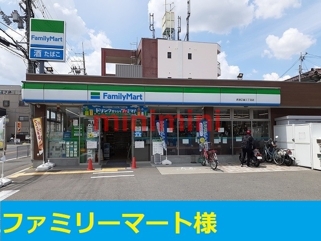 コンビニ　ファミリーマート（コンビニ）まで800m