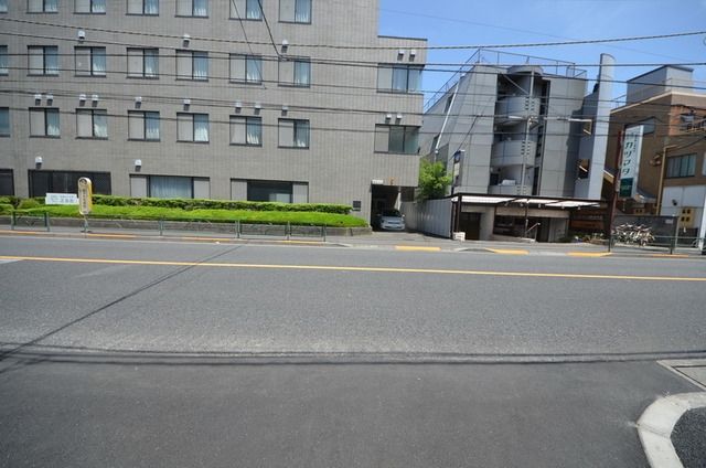 その他　物件前の通り（その他）まで1m
