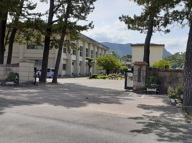 中学校　重富中学校（中学校）まで350m