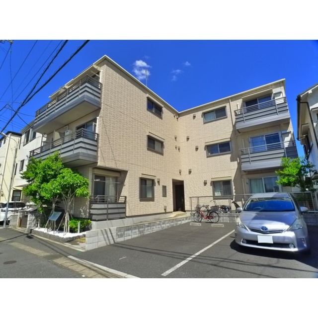 建物外観　３階建ての賃貸マンション