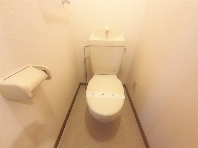 トイレ　落ち着いた色調のトイレです