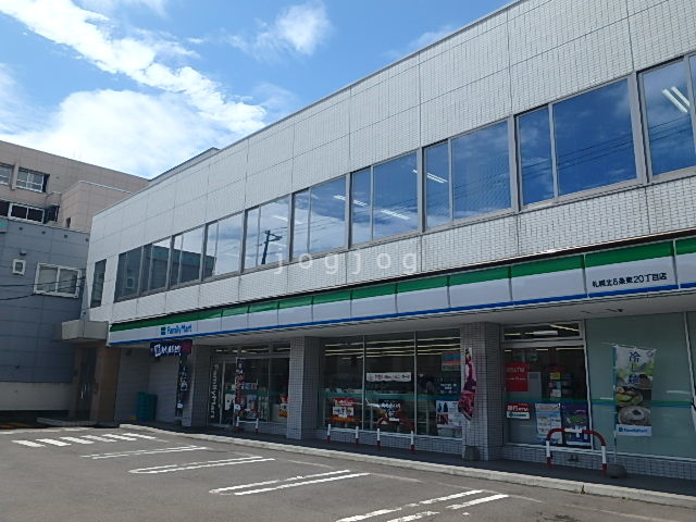 コンビニ　ファミリーマート（コンビニ）まで378m