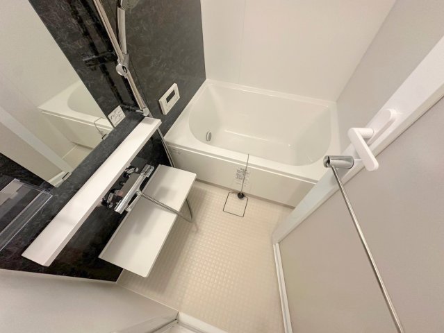 バス・シャワールーム　広めのお風呂は一日の疲れを癒してくれます。