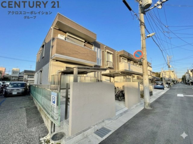 建物外観　宅配ボックス付きで留守の時もお荷物受け取り可能です♪