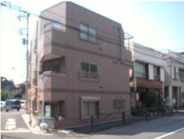 建物外観　３階建ての賃貸マンション