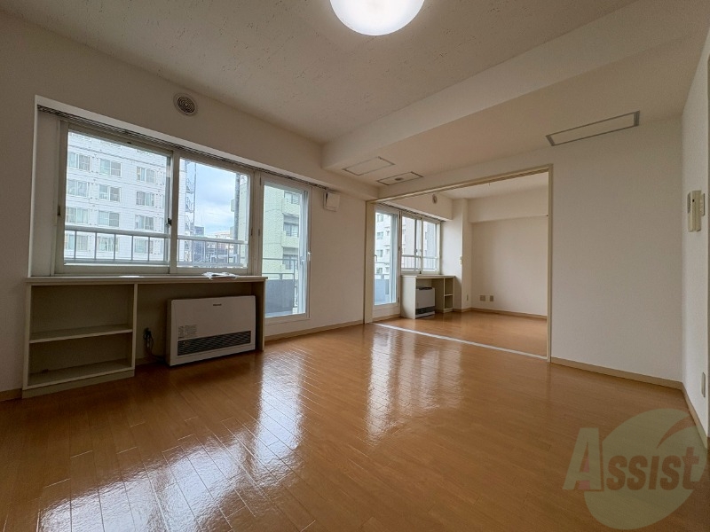 居室・リビング　日当たりが良くて心地よく過ごせそうなお部屋です。