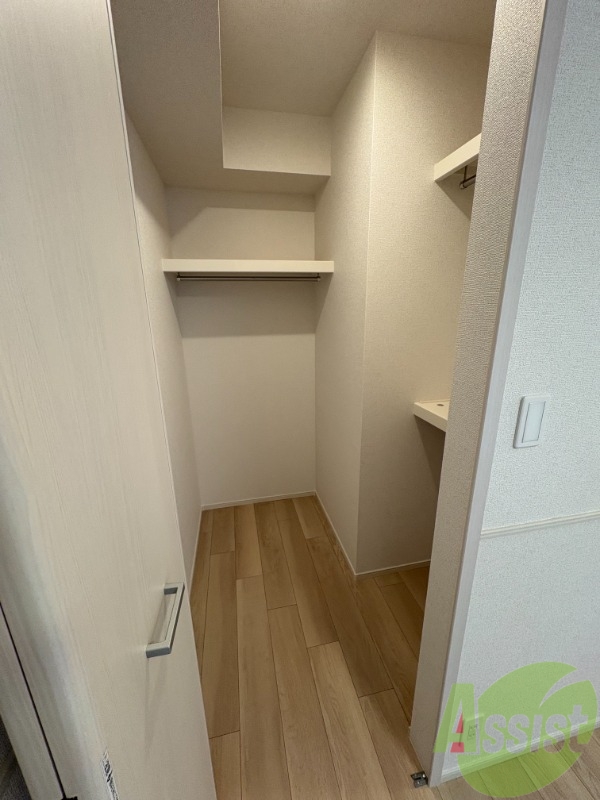 収納　クローゼットを開けるとウォークインになっています。