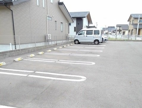 駐車場　駐車場があるので、車を買う予定の方も安心です