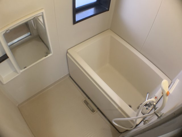 バス・シャワールーム　換気のできる窓付きの浴室♪