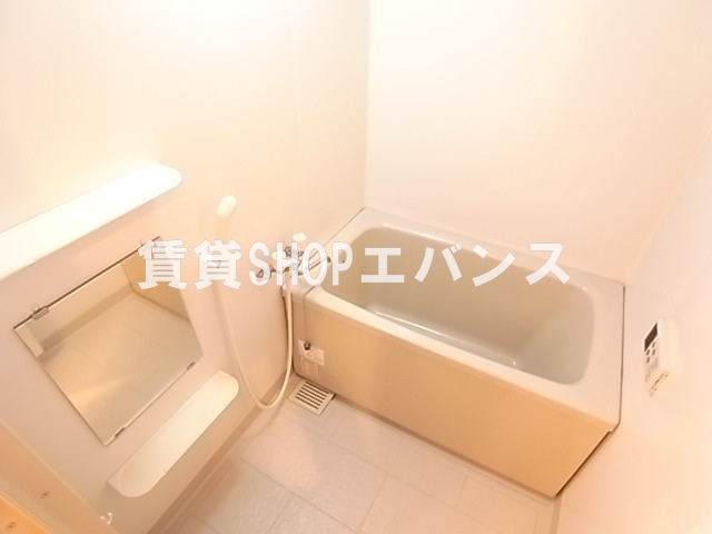 バス・シャワールーム　コンパクトで使いやすいお風呂です