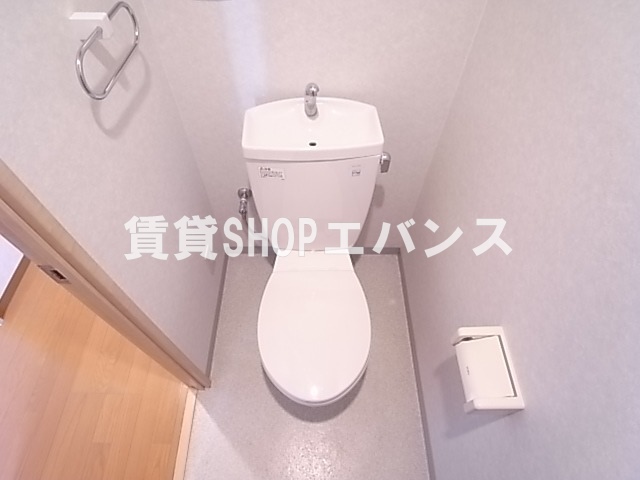 トイレ　落ち着いた色調のトイレです