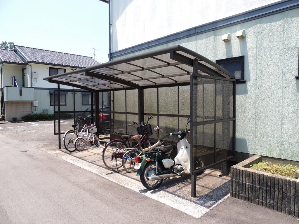 その他　ソレイユ加納A棟の屋根付き駐輪場です。